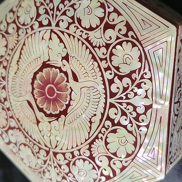 Stunning Mother of Pearl jewelry box. - Picture 7 of 8